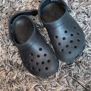 Boys Crocs size 9 strap broken may be repairable.